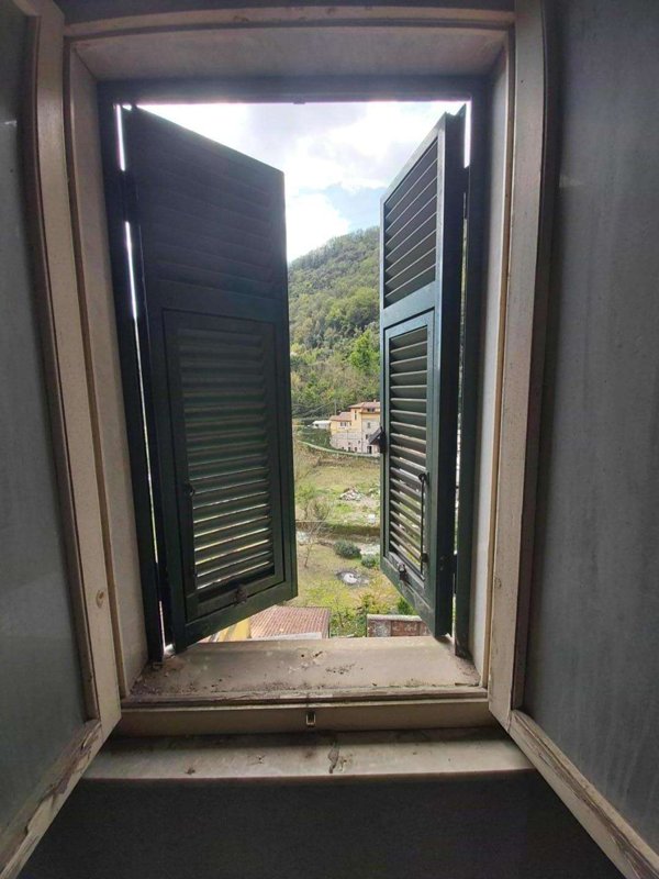 intera palazzina in vendita a Carrara in zona Torano