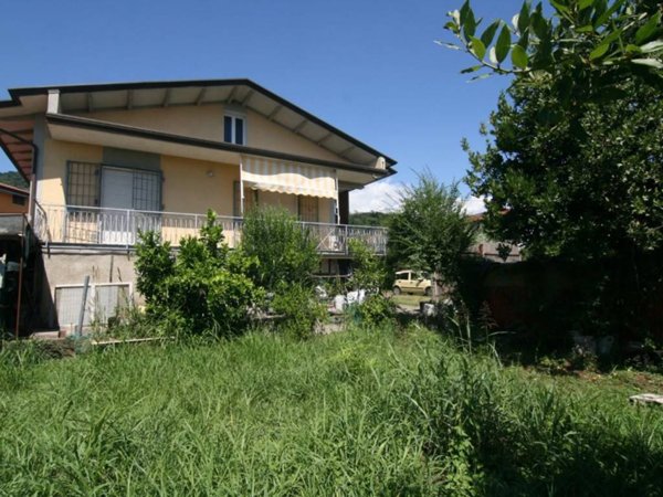 casa indipendente in vendita a Carrara in zona Fossone
