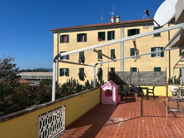 appartamento in vendita a Carrara in zona Avenza