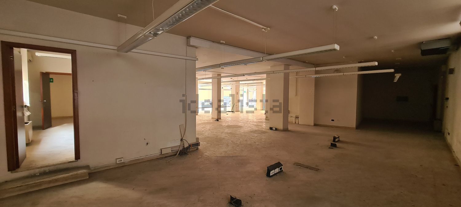 locale commerciale in vendita a Carrara