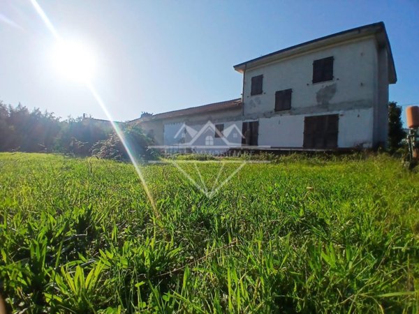 casa indipendente in vendita a Carrara in zona Nazzano