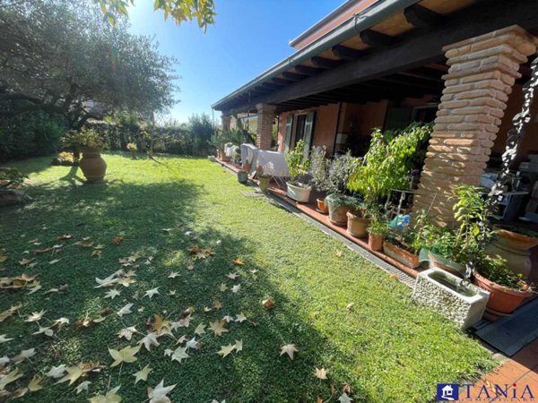 casa indipendente in vendita a Carrara in zona Fossone