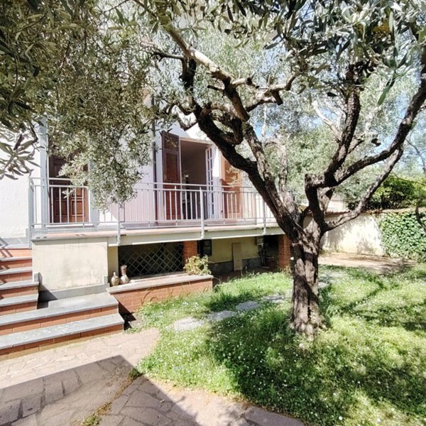 casa indipendente in vendita a Carrara in zona Marina di Carrara