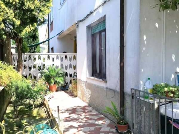 casa indipendente in vendita a Carrara in zona Avenza