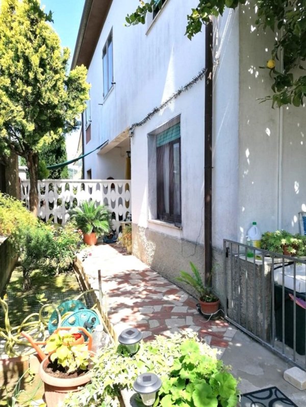 casa indipendente in vendita a Carrara in zona Avenza