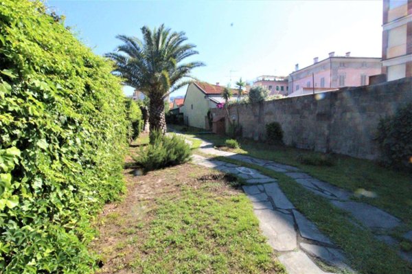 casa indipendente in vendita a Carrara in zona Marina di Carrara