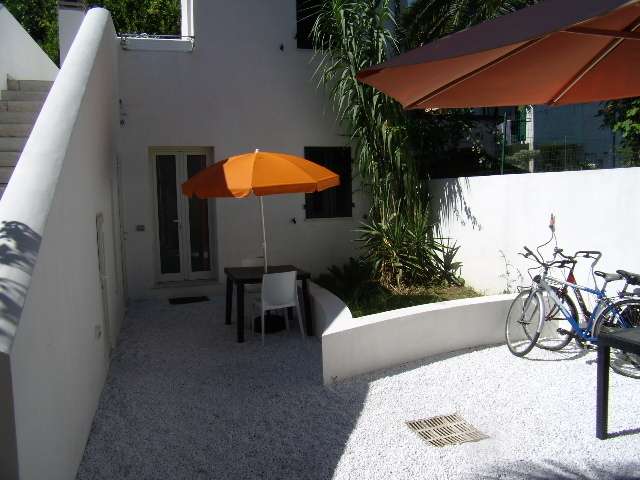 intera palazzina in vendita a Carrara in zona Marina di Carrara