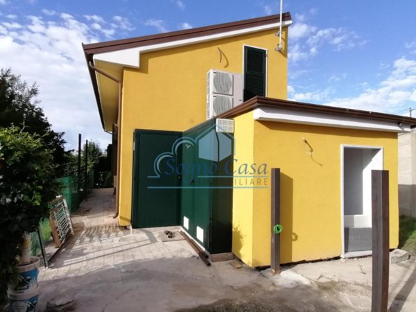 casa indipendente in vendita a Carrara in zona Nazzano