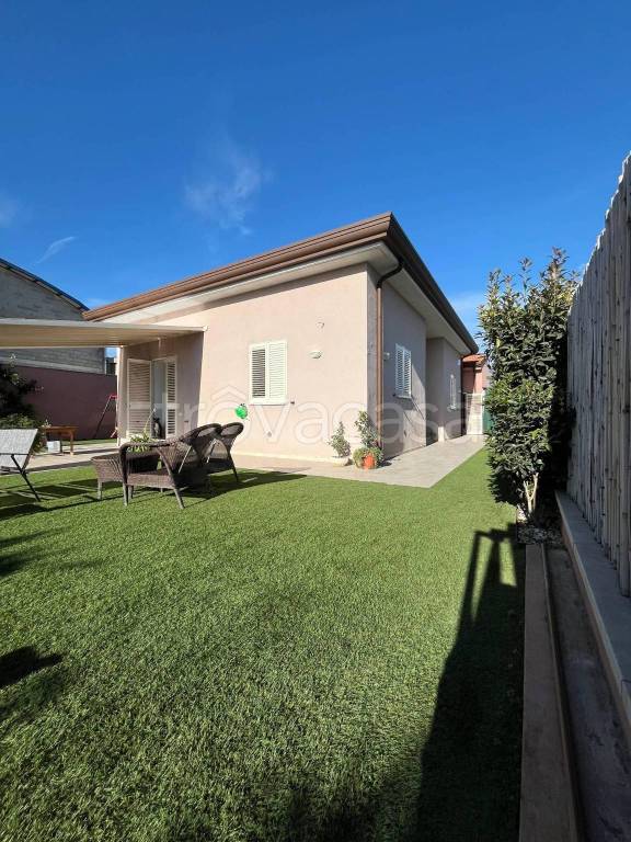 casa indipendente in vendita a Carrara in zona Avenza