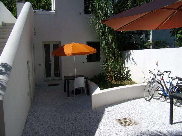 intera palazzina in vendita a Carrara in zona Centro Città