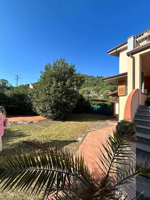 casa indipendente in vendita a Carrara in zona Monteverde