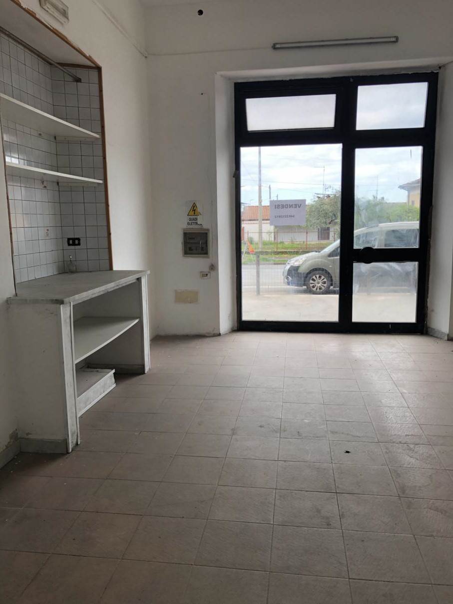 negozio in vendita a Carrara