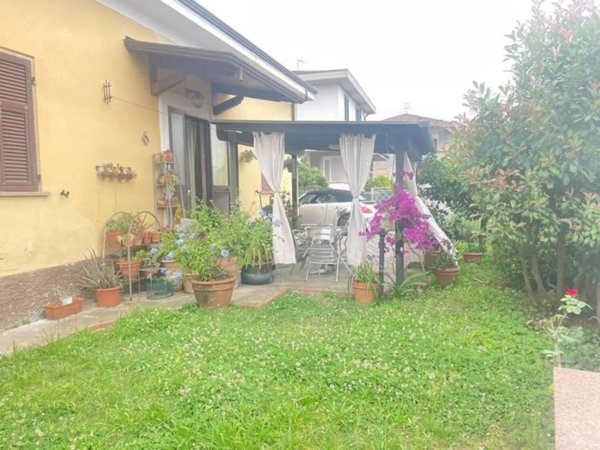 casa indipendente in vendita a Carrara in zona Fossone