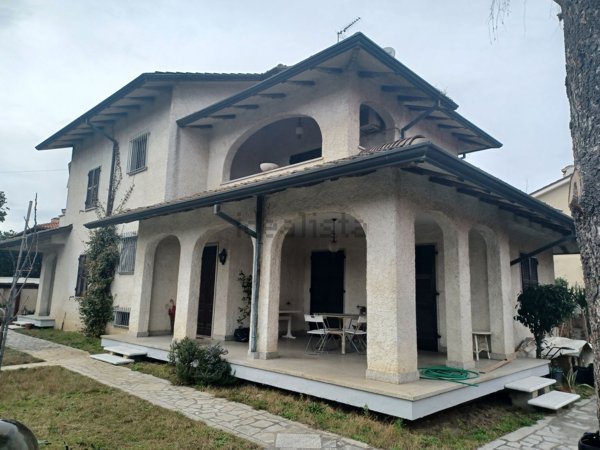 casa indipendente in vendita a Carrara