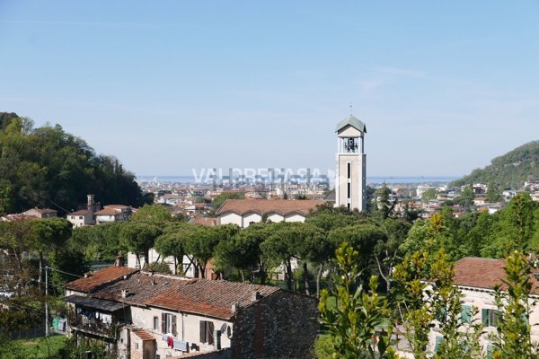 casa indipendente in vendita a Carrara in zona Fabbrica