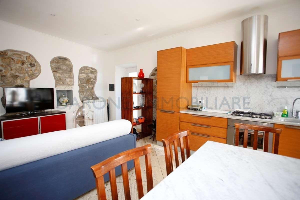 appartamento in vendita a Carrara in zona Miseglia