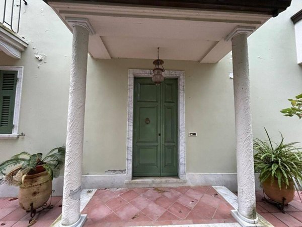 casa indipendente in vendita a Carrara in zona Centro Città