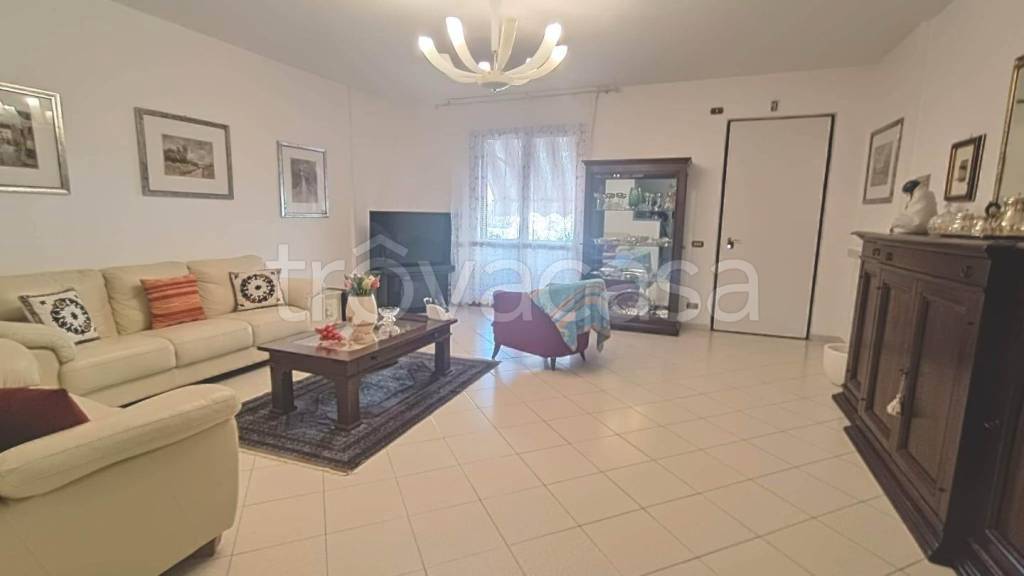 casa indipendente in vendita a Carrara in zona Avenza