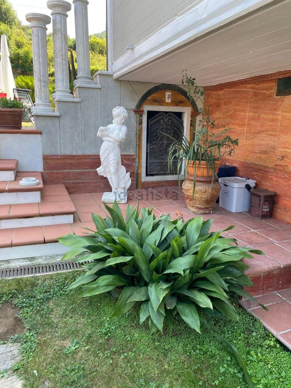 casa indipendente in vendita a Carrara