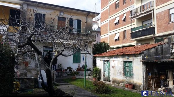 casa indipendente in vendita a Carrara in zona Centro Città