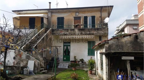 casa indipendente in vendita a Carrara in zona Centro Città