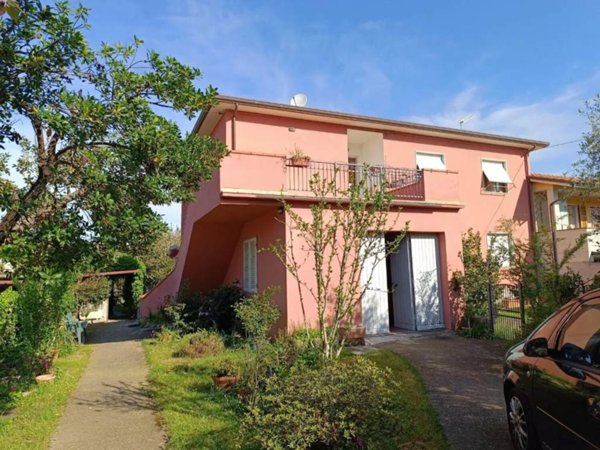 casa indipendente in vendita a Carrara in zona Avenza