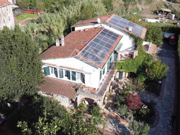 casa indipendente in vendita a Carrara in zona Fossola