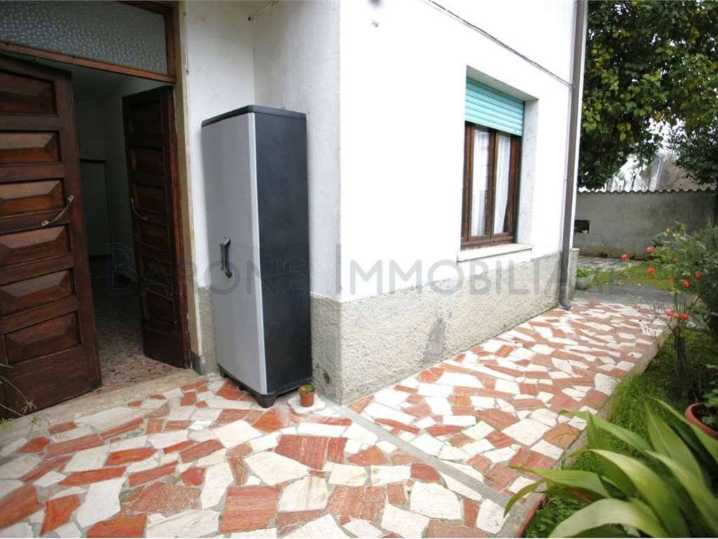 casa indipendente in vendita a Carrara in zona Avenza
