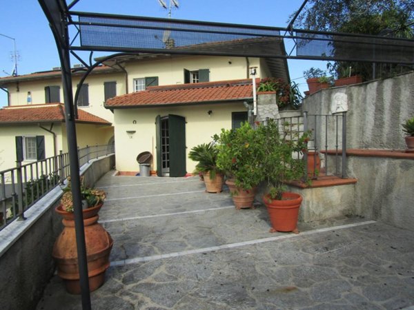 casa indipendente in vendita a Carrara in zona Fossone