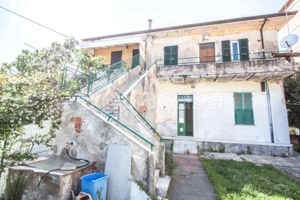 casa indipendente in vendita a Carrara in zona Marina di Carrara
