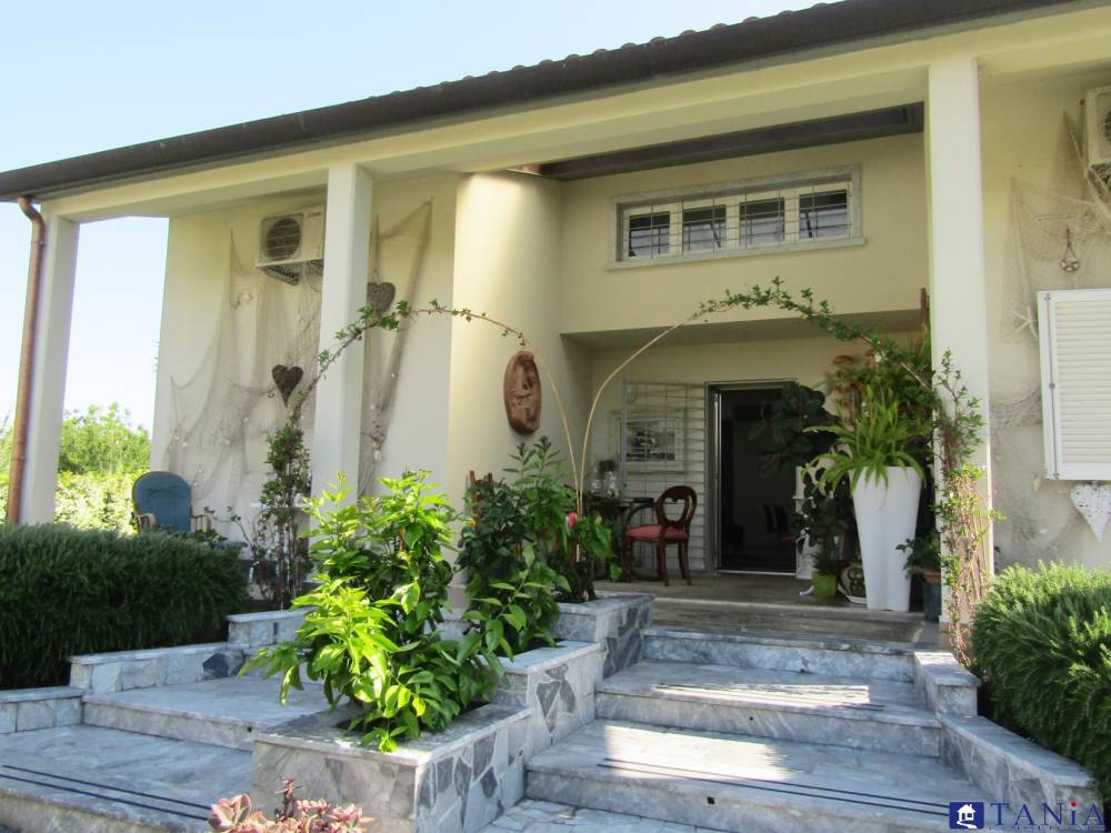 casa indipendente in vendita a Carrara in zona Marina di Carrara