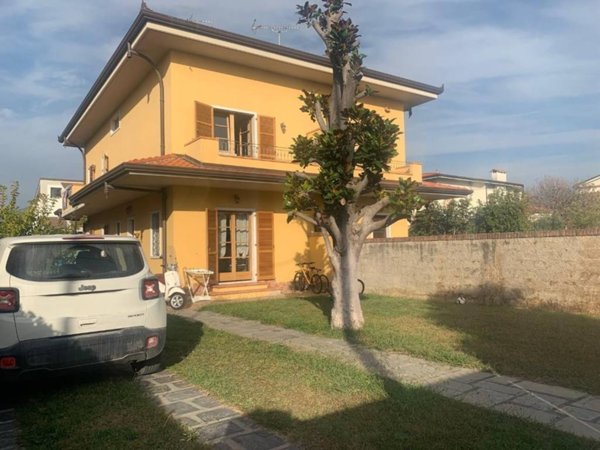 casa indipendente in vendita a Carrara in zona Marina di Carrara