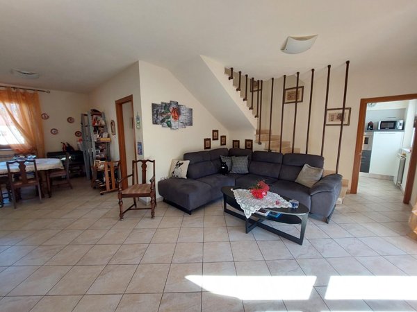 casa semindipendente in vendita a Carrara in zona Avenza