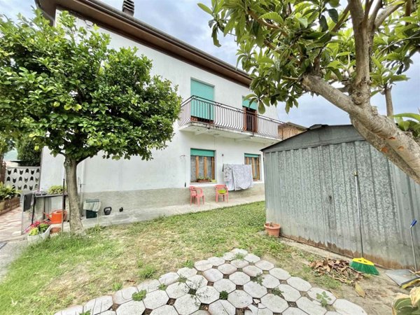 casa indipendente in vendita a Carrara in zona Avenza