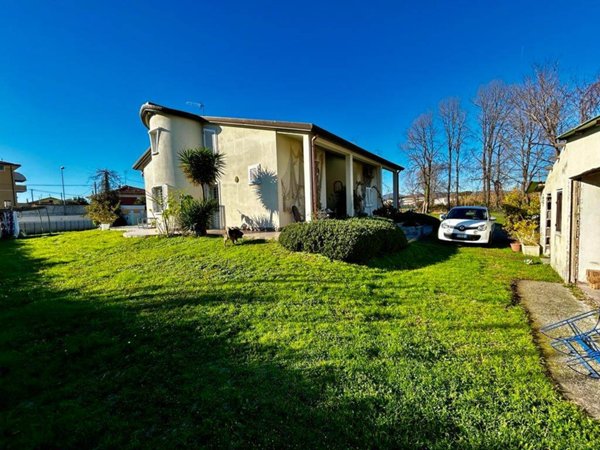 casa indipendente in vendita a Carrara in zona Marina di Carrara