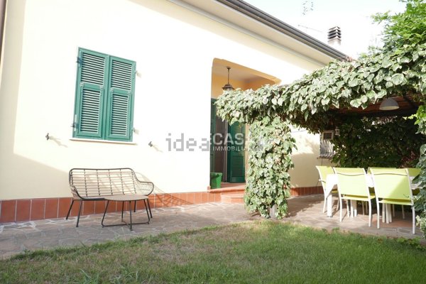 casa indipendente in vendita a Carrara in zona Fossone