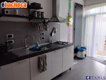 casa indipendente in vendita a Carrara in zona Avenza