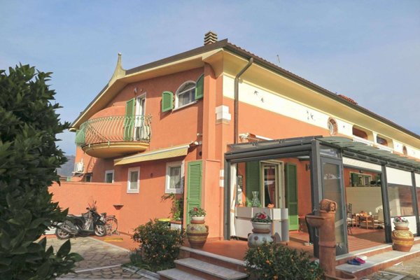 casa indipendente in vendita a Carrara in zona Marina di Carrara