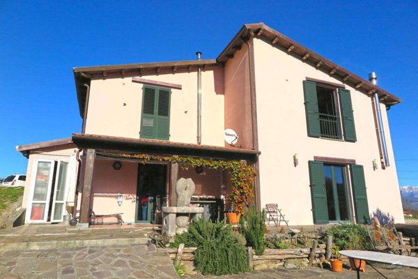 casa indipendente in vendita a Carrara