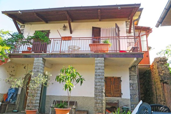 casa indipendente in vendita a Carrara