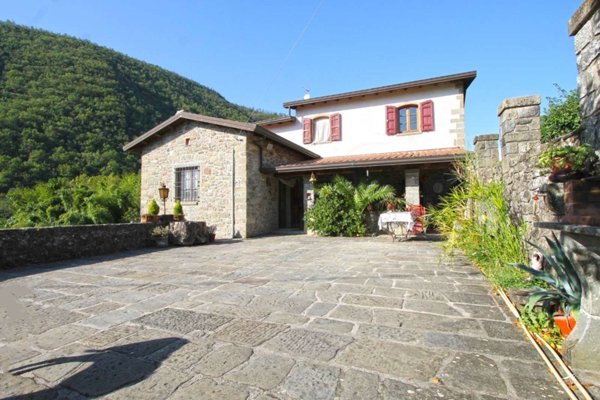 casa indipendente in vendita a Carrara