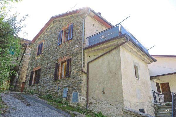 casa indipendente in vendita a Carrara