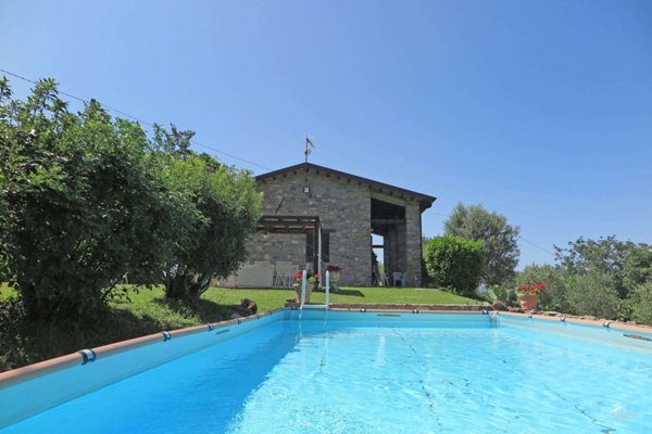 casa indipendente in vendita a Carrara