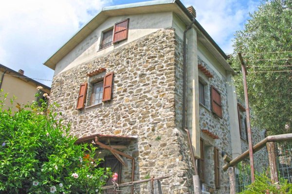 casa indipendente in vendita a Carrara