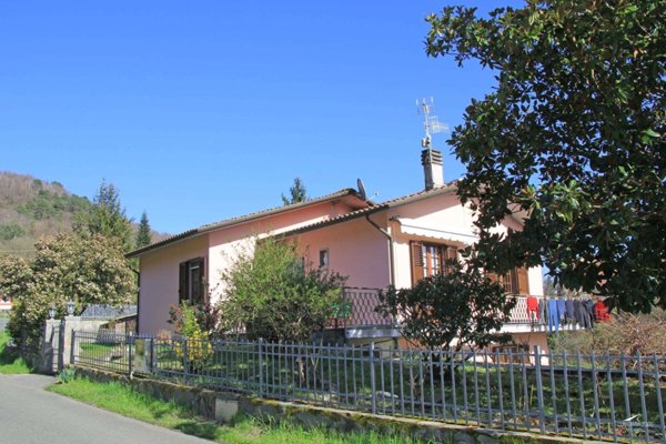 casa indipendente in vendita a Carrara