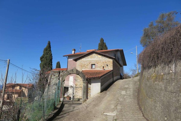 casa indipendente in vendita a Carrara