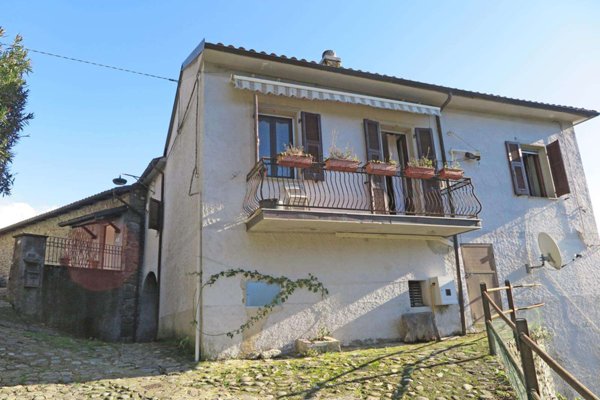 casa indipendente in vendita a Carrara