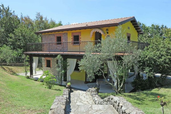 casa indipendente in vendita a Carrara