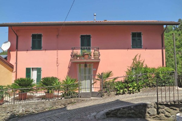 casa indipendente in vendita a Carrara