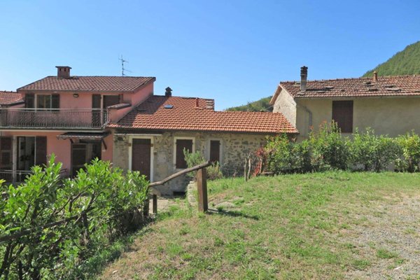 casa indipendente in vendita a Carrara